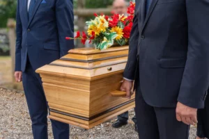 fleurs dans un vase dans un cimetiere